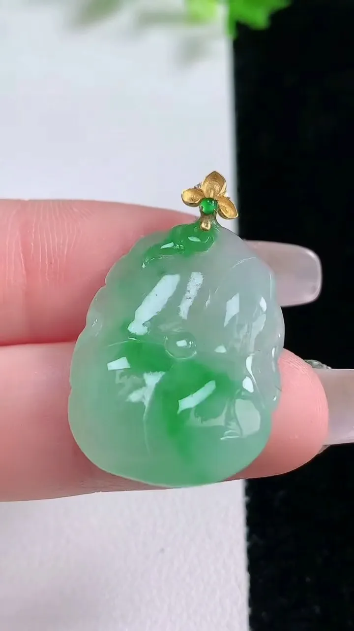 天然A货翡翠荷叶吊坠，尺寸27-19-4.7，重量:4.64g
1月20日