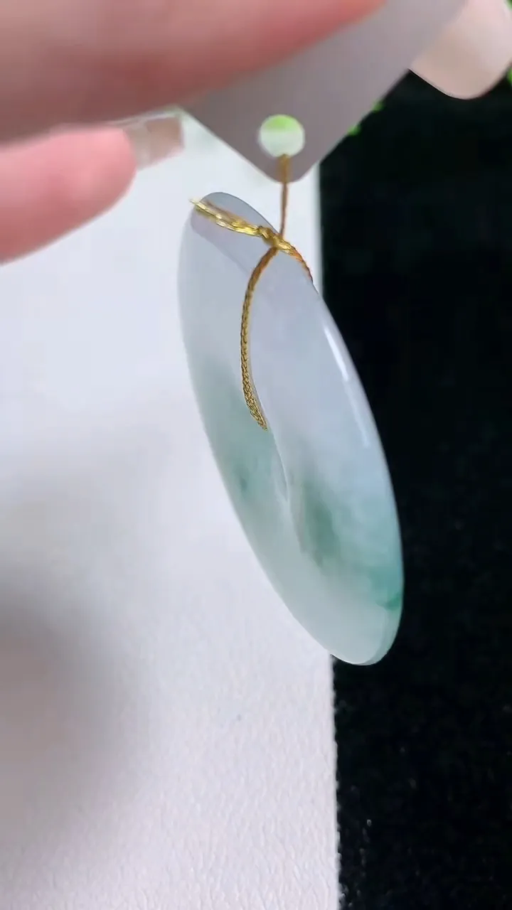 天然A货翡翠冰种飘花平安扣吊坠，尺寸44-5.5，重量:23.69g
1月20日