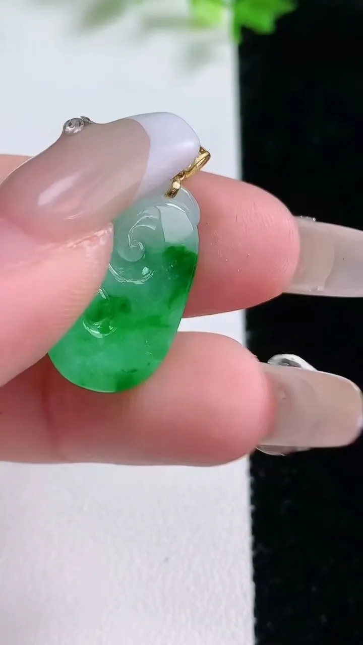 天然A货翡翠如意吊坠，尺寸21.4-12-4.6，重量:2.51g
1月20日
