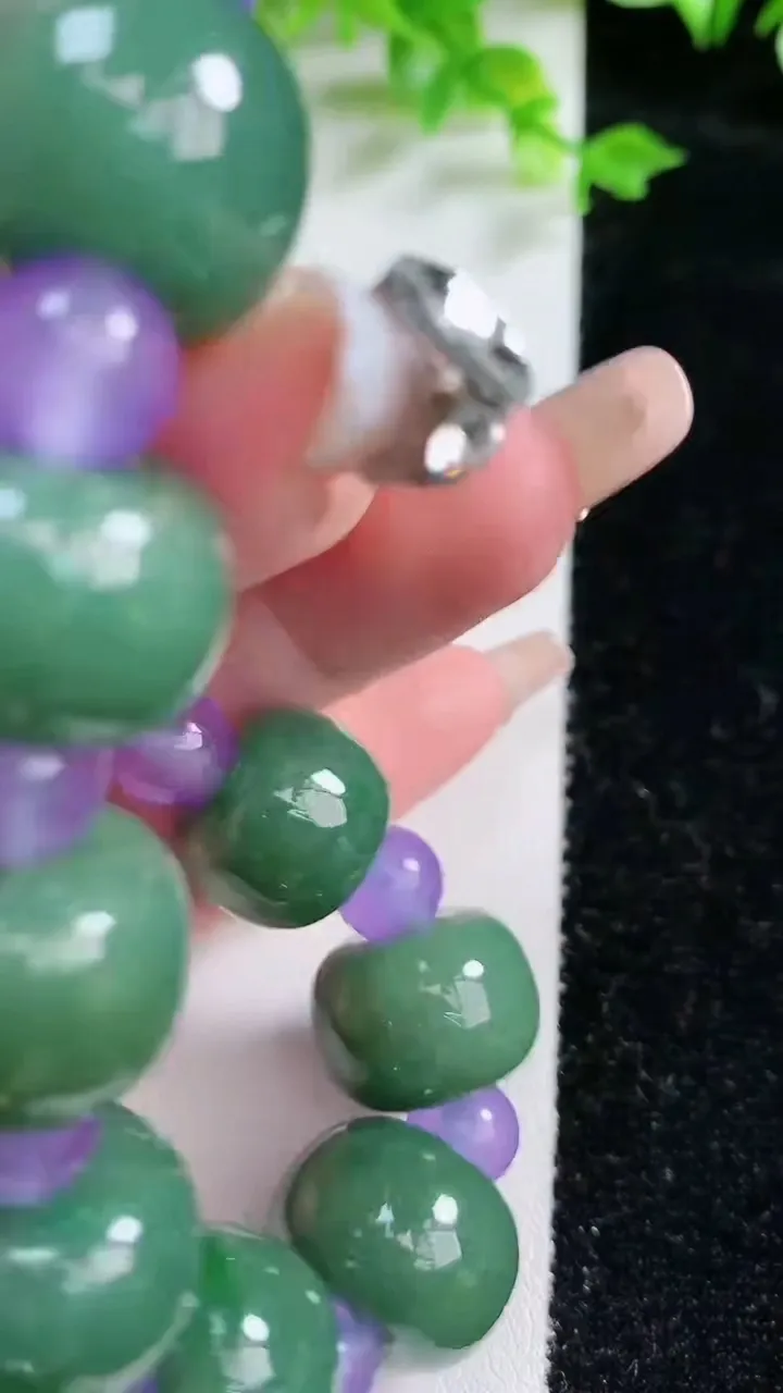 天然A货翡翠路路通手串，尺寸16.2-12颗，重:81.83g1月20日
工厂直销收藏佳品,种好水足，色泽均匀，有种有色，上手高大气！