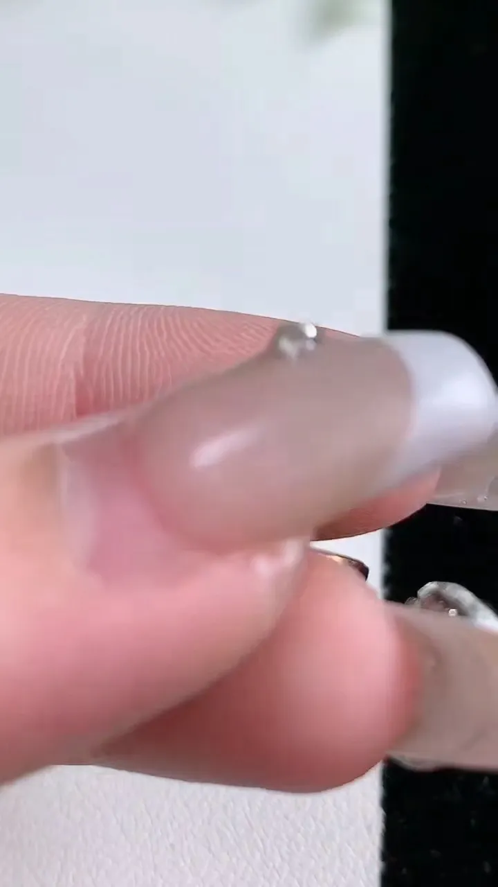 天然A货翡翠四叶草吊坠，尺寸21-16-1.2，重:0.77g
1月20日