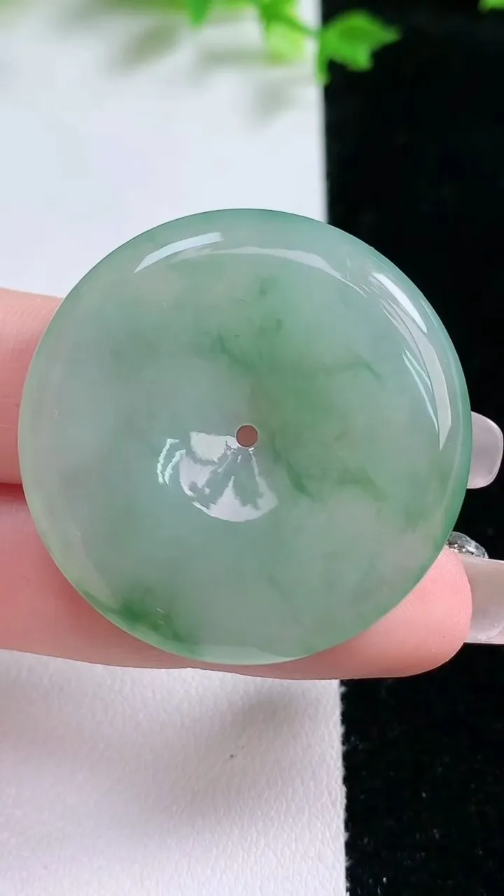 天然A货翡翠平安扣吊坠，尺寸36.3-5.8，重量:16.79g
1月20日