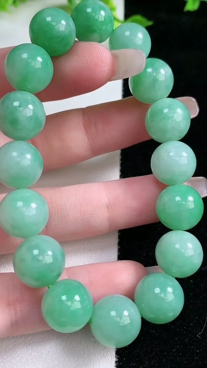 天然A货翡翠圆珠手串，尺寸12，重:46.80g1月20日
工厂直销收藏佳品,种好水足，色泽均匀，有种有色，上手高大气！