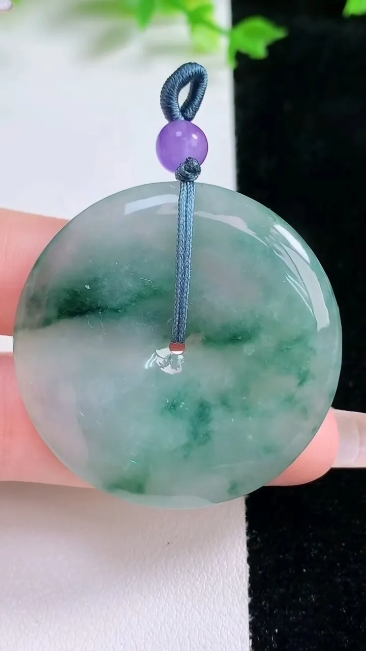 天然A货翡翠冰种飘花平安扣吊坠，尺寸39.7-5.4，重量:18.80g
1月20日