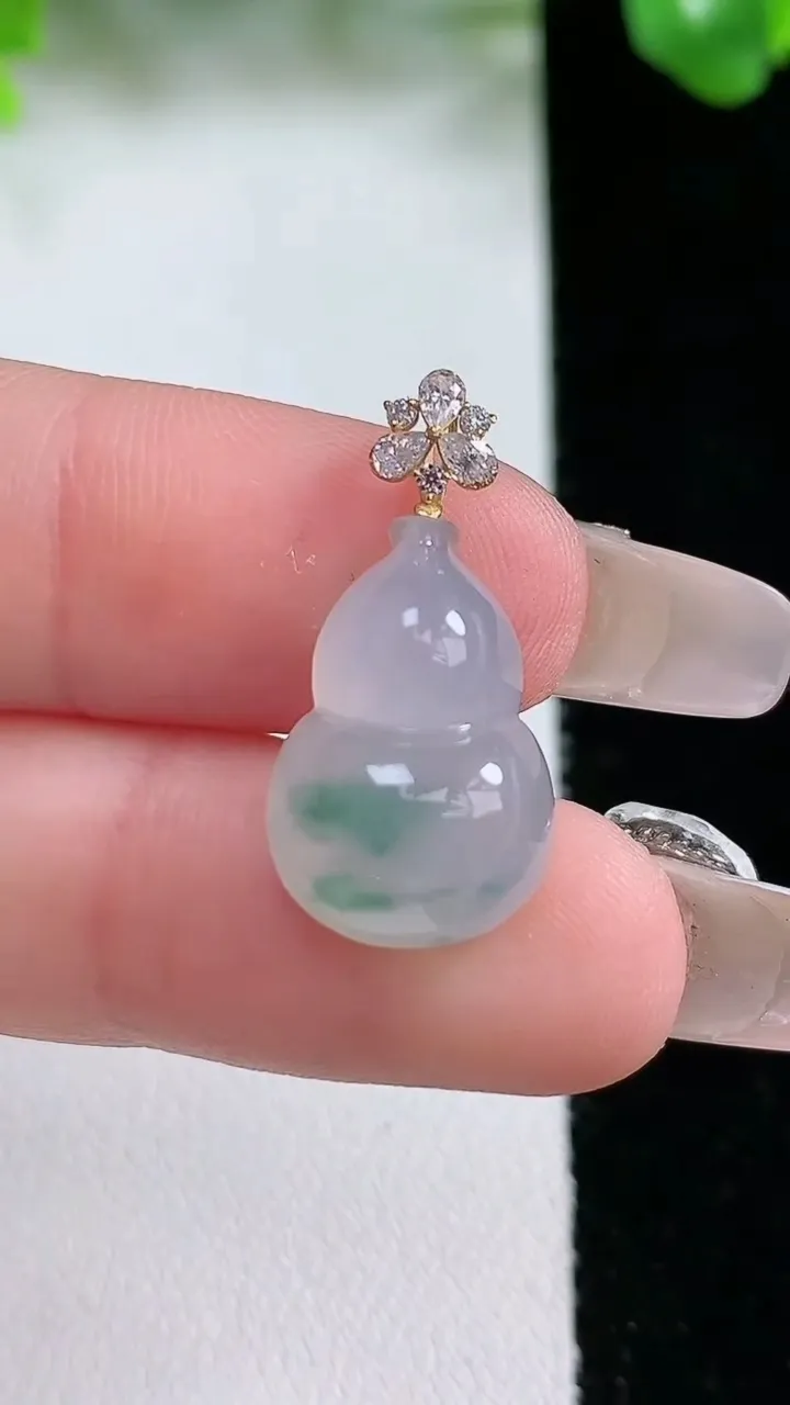 天然A货翡翠种飘花葫芦吊坠，尺寸17.7-11.8-6.7，重量:2.53g
1月20日