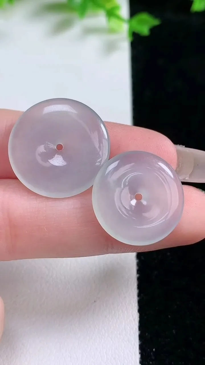 天然A货翡翠平安扣吊坠一对，尺寸21-2.8，重量:4.65g
1月20日