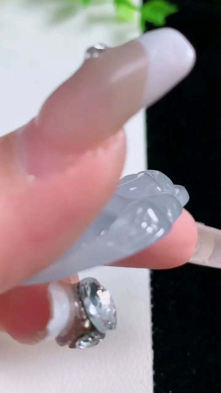 天然A货翡翠冰种飘花佛公吊坠，尺寸33.2-36-6.4，重量:11.91g
1月20日