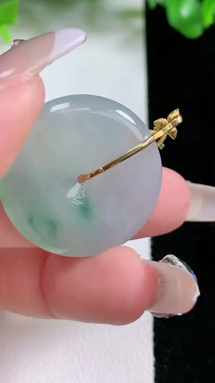 天然A货翡翠18K金飘花平安扣吊坠，尺寸27.2-4.8，重量:8.02g
1月21日