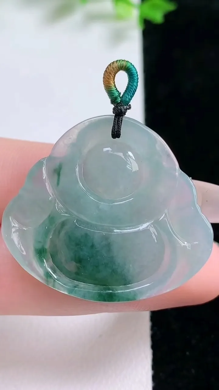 天然A货翡翠冰种飘花佛公吊坠，尺寸30.6-34.6-6，重量:9.41g
1月20日