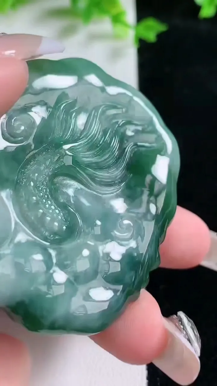 天然A货翡翠龙牌吊坠，尺寸54-48.2-12，重量:57.93g
1月20日