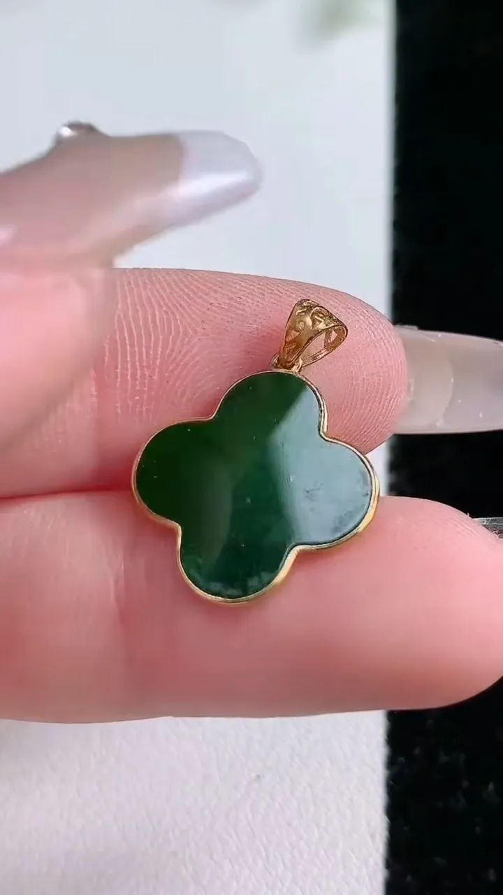 天然A货翡翠四叶草吊坠，尺寸21-16-1.2，重:0.77g
1月20日