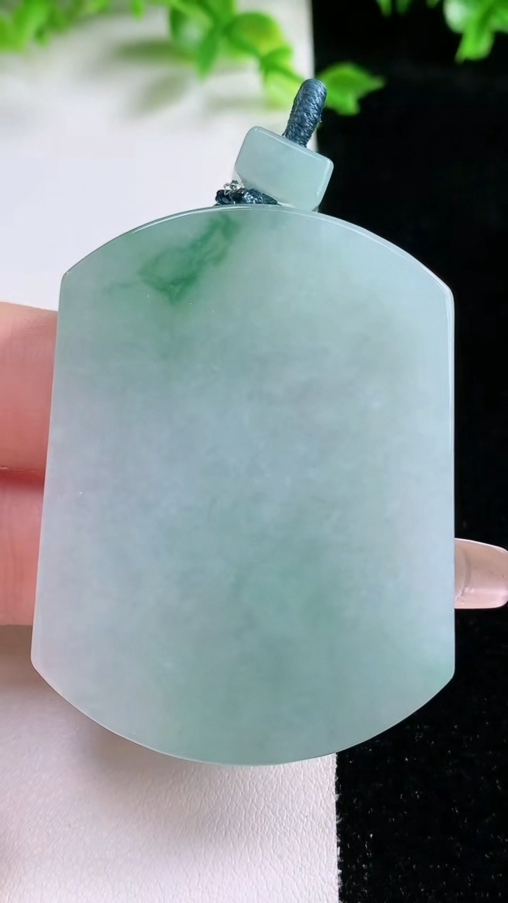 天然A货翡翠飘花无事牌吊坠，尺寸52.2-39.2-5.4，重量:34.45g
1月20日