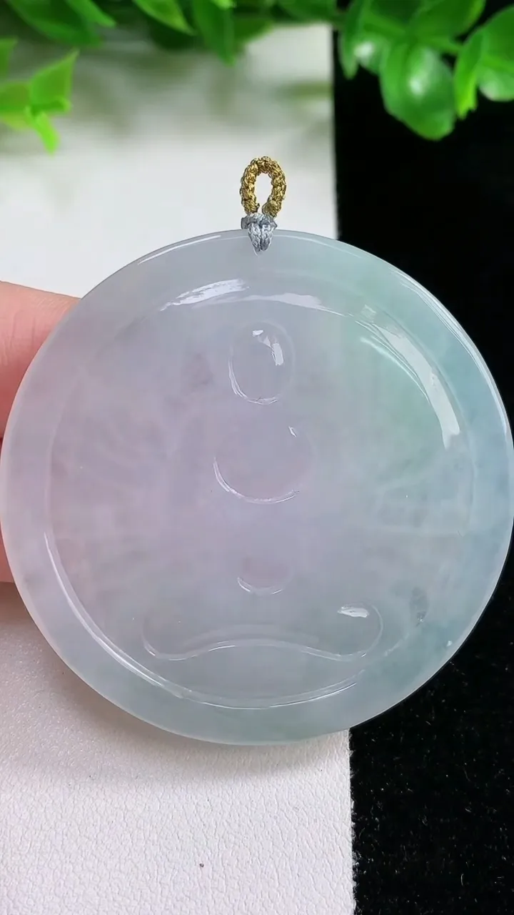 天然A货翡翠千手观音吊坠，尺寸52.8-4.5，重量:29.35g
1月20日