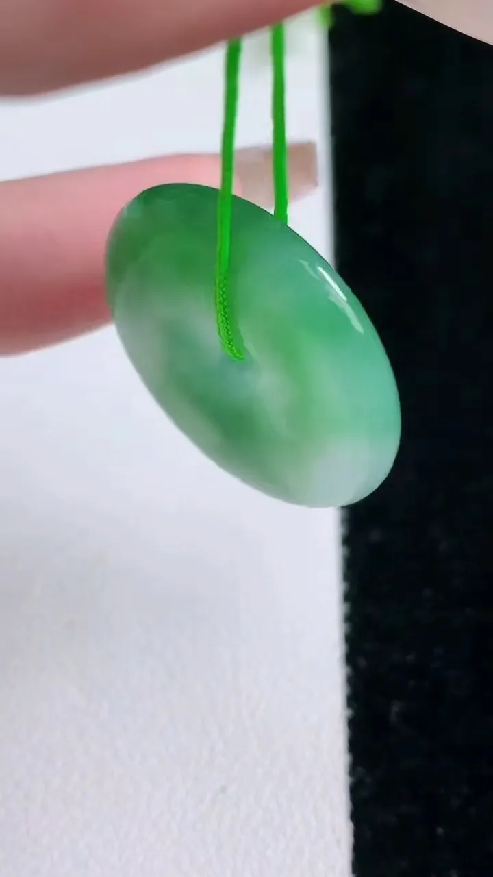 天然A货翡翠平安扣吊坠，尺寸25.7-5，重量:7.31g
1月20日