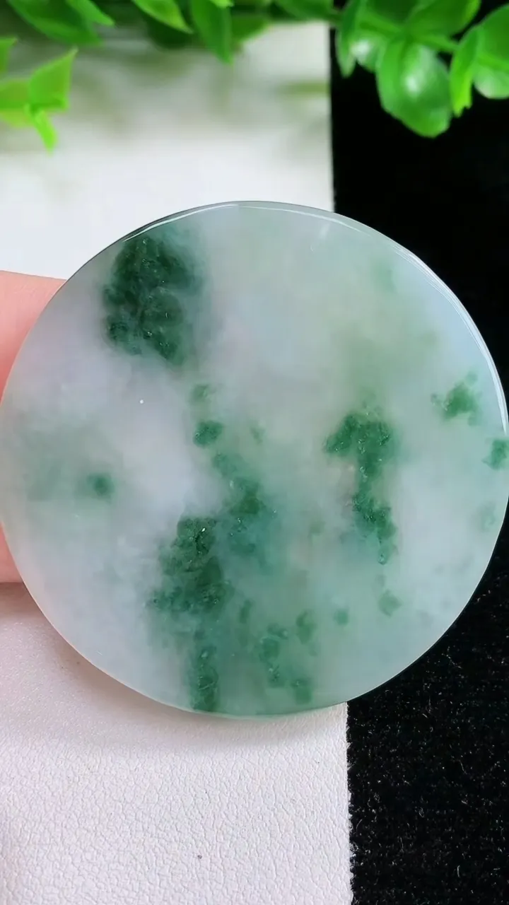 天然A货翡翠飘花虚空藏菩萨吊坠，尺寸53.6-4.3，重量:31.81g
1月20日