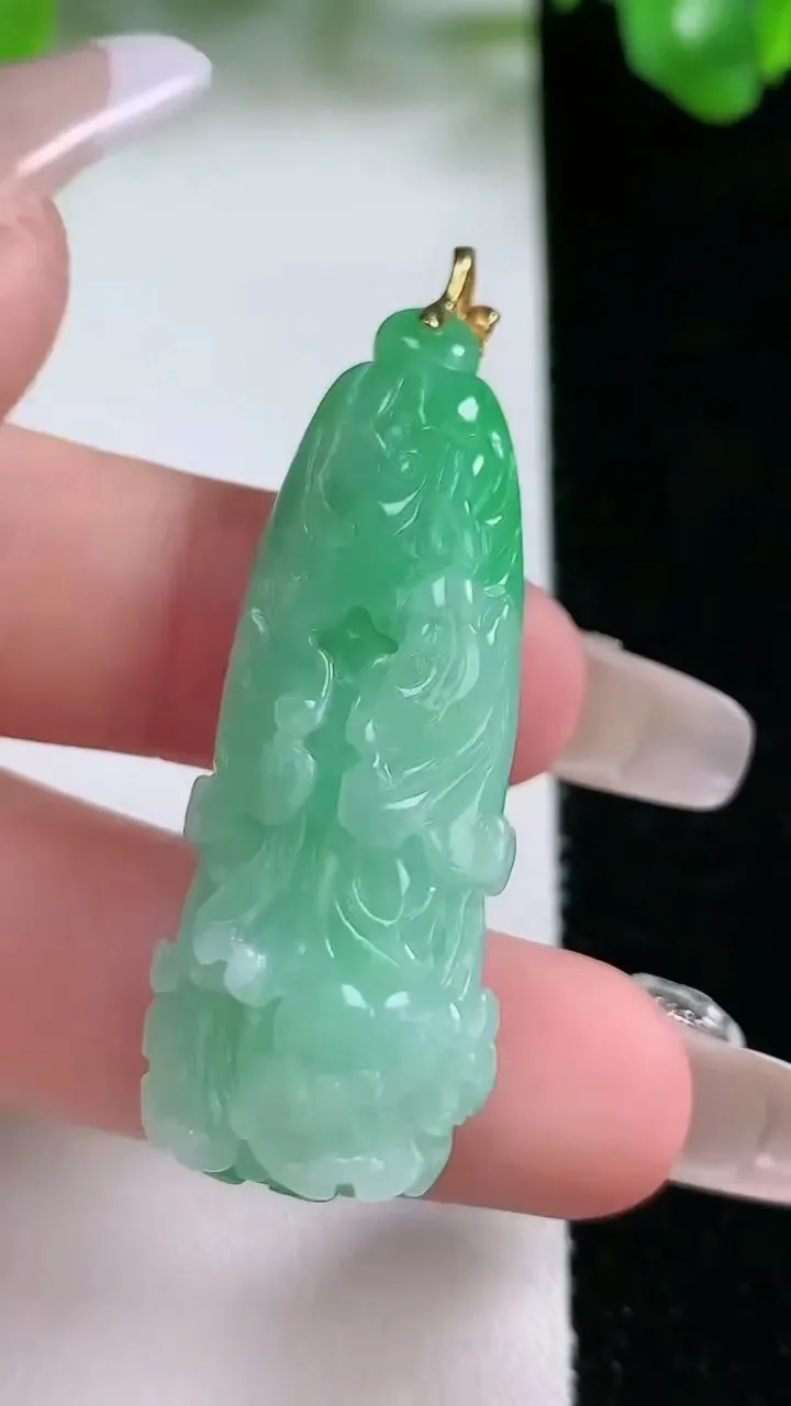 天然A货翡翠白菜吊坠，尺寸41.8-16.2-8.8，重量:12.44g
1月20日