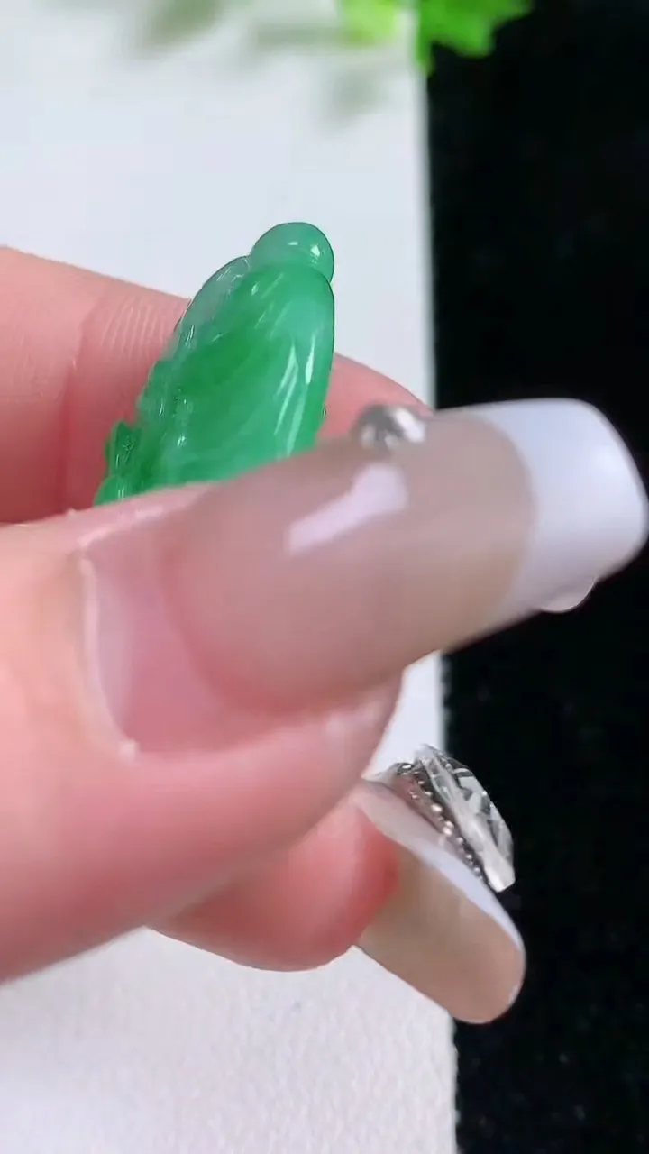 天然A货翡翠白菜吊坠，尺寸38.8-18-10，重量:9.60g
1月20日