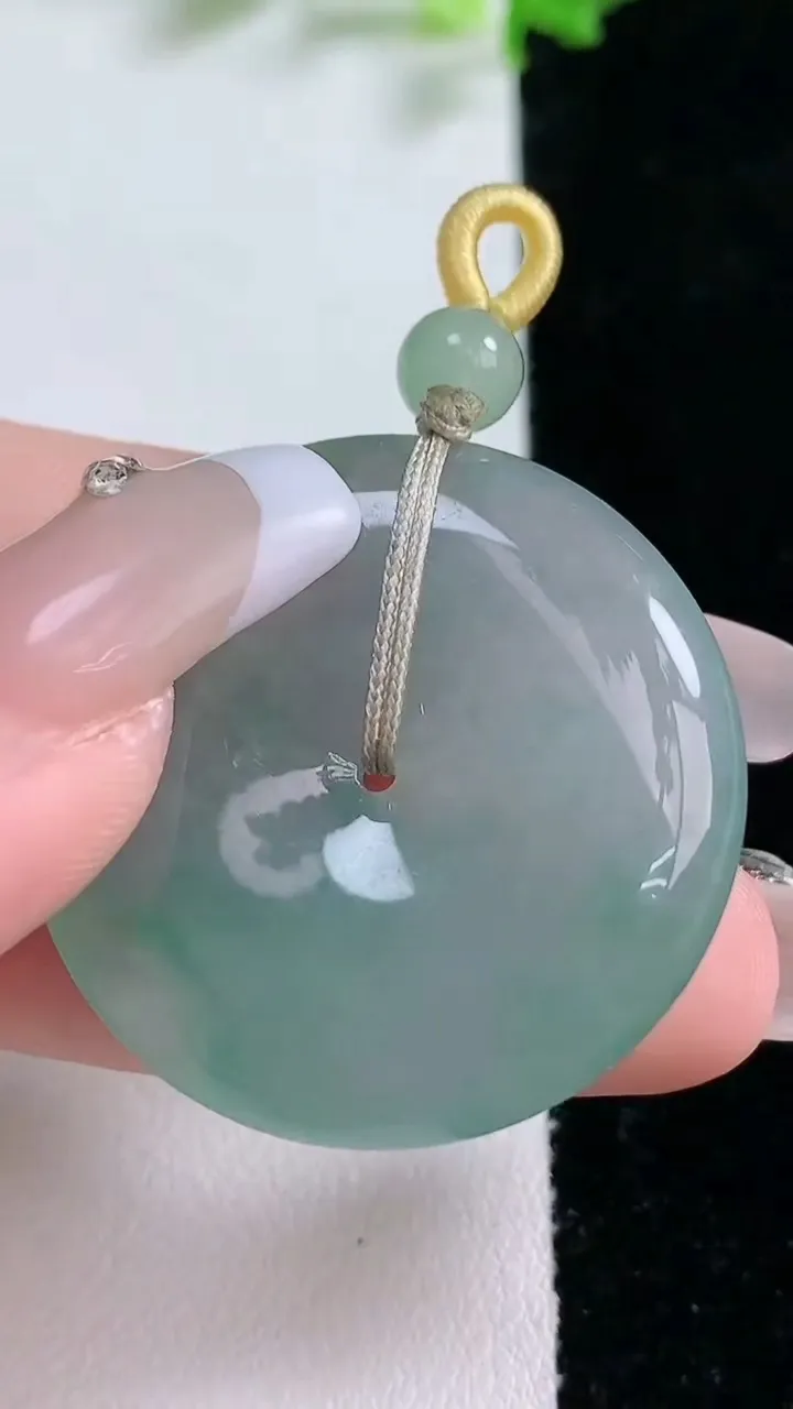 天然A货翡翠平安扣吊坠，尺寸33.4-6.3，重量:15.51g
1月20日