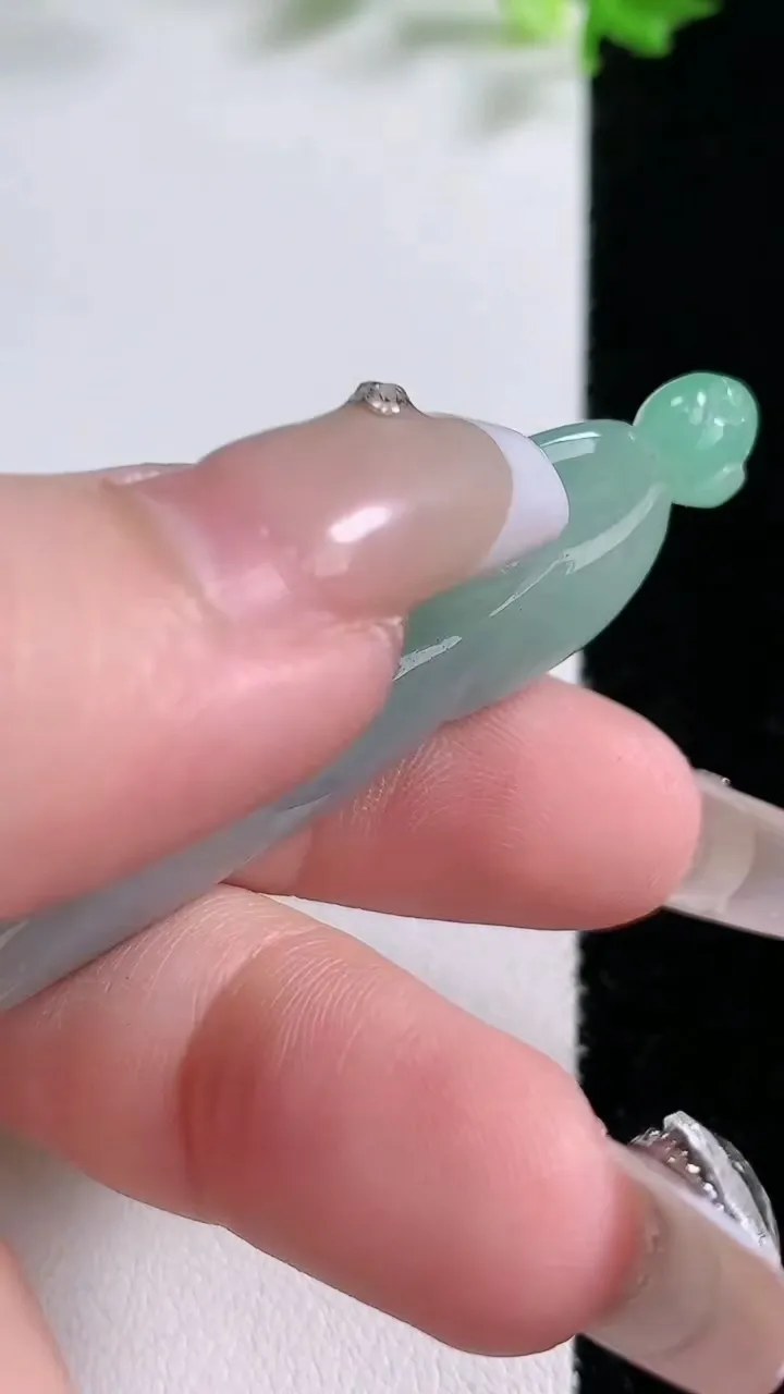 天然A货翡翠年年有余 莲蓬吊坠，尺寸60-20-11，重:15.58g
1月20日