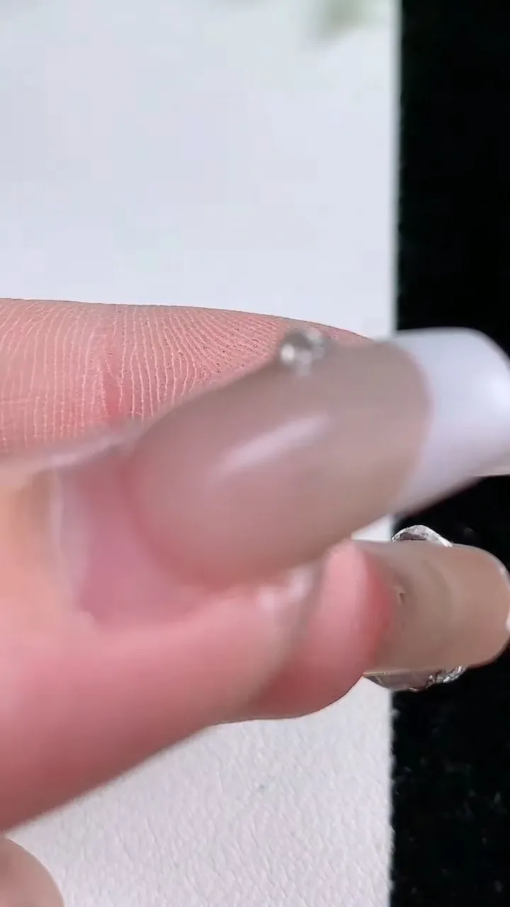 天然A货翡翠四叶草吊坠，尺寸21-16-1.2，重:0.77g
1月20日