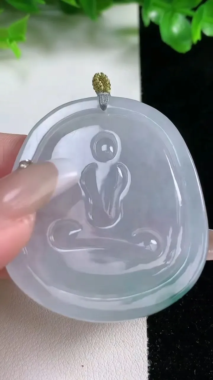 天然A货翡翠冰种飘花虚空藏菩萨吊坠，尺寸50.3-42.6-4.8，重量:24.64g
1月20日