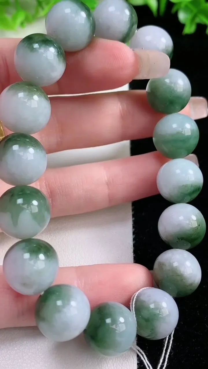 天然A货翡翠圆珠手串，尺寸13-16颗，重量:60.95g1月20日
工厂直销收藏佳品,种好水足，色泽均匀，有种有色，上手高大气！