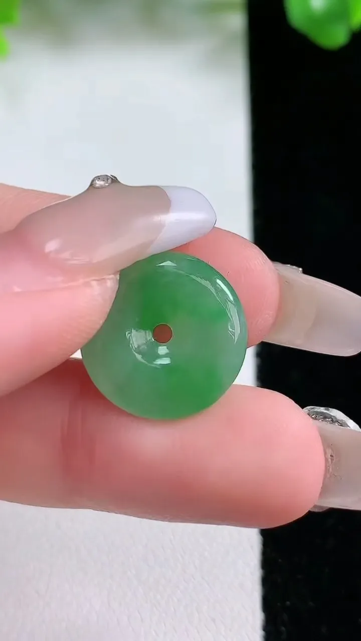 天然A货翡翠平安扣吊坠，尺寸16-3.3，重量:1.86g
1月20日