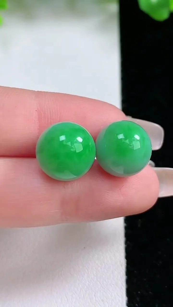 天然A货翡翠圆珠镶嵌件一对，尺寸12.6，重量:8.04g
1月20日