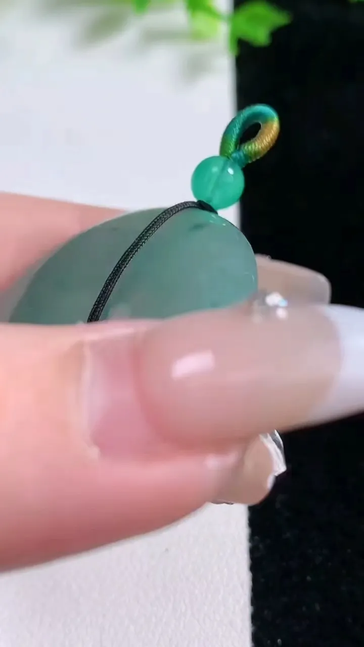 天然A货翡翠冰种飘花平安扣吊坠，尺寸37.4-5.6，重量:16.79g
1月20日