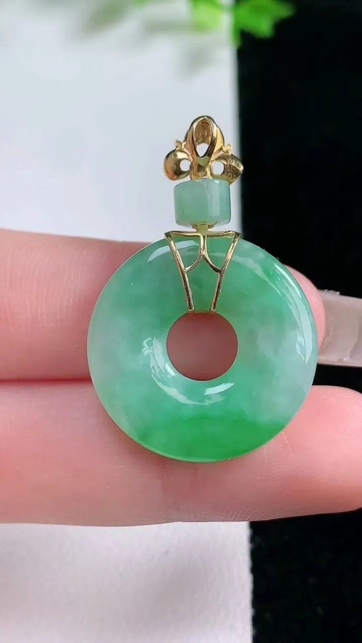 天然A货翡翠平安环吊坠，尺寸22.8-3.7，重量:5.09g
1月20日