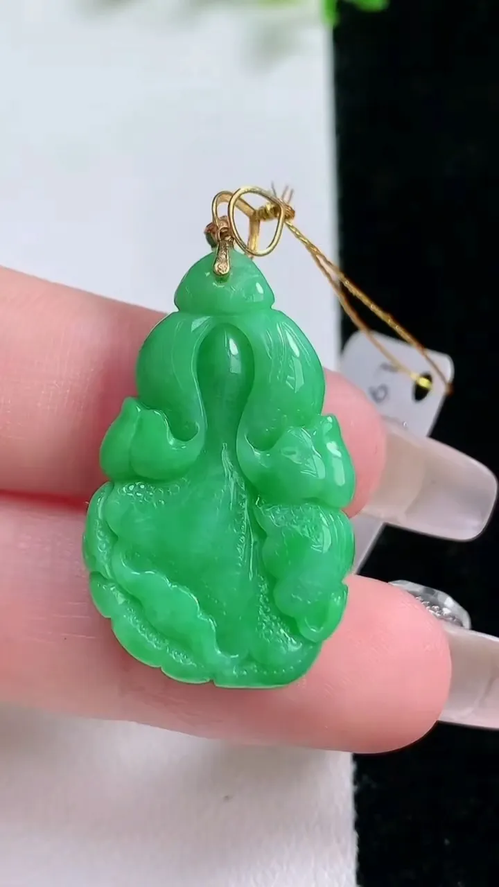 天然A货翡翠白菜吊坠，尺寸30-19-5.8，重量:6.36g
1月20日