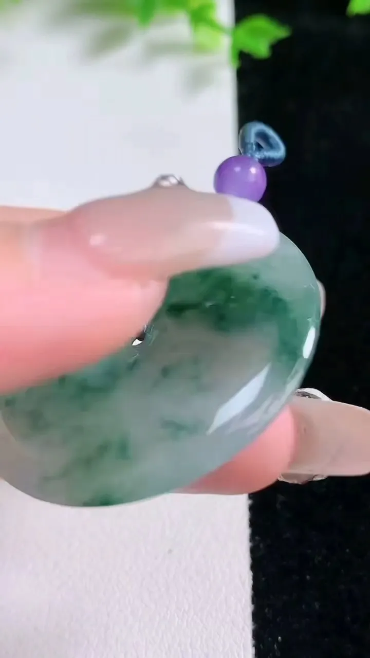 天然A货翡翠冰种飘花平安扣吊坠，尺寸39.7-5.4，重量:18.80g
1月20日