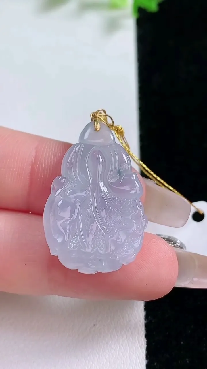 天然A货翡翠18K金紫罗兰白菜吊坠，尺寸26.8-17.8-5.6，重量:4.41g
1月20日