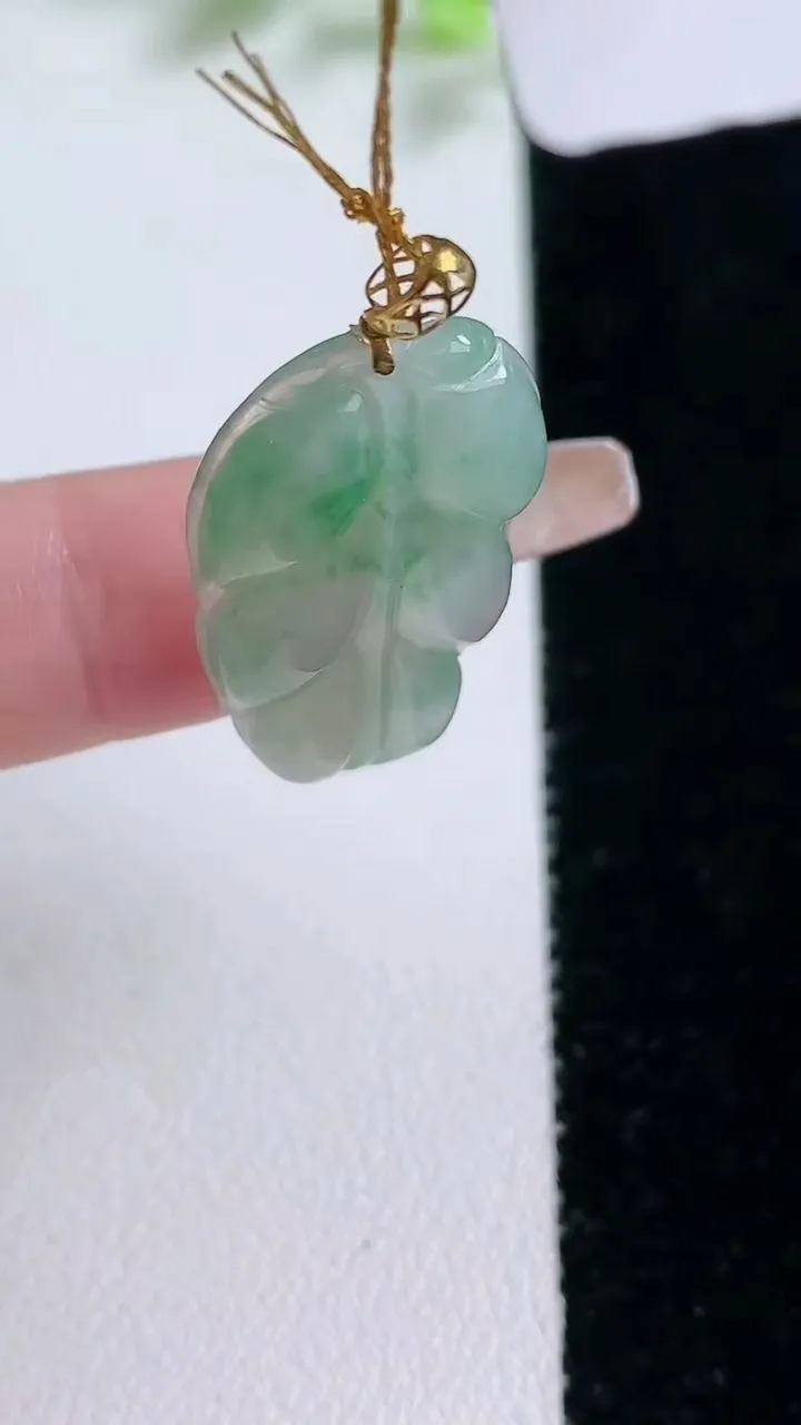 天然A货翡翠种飘花金枝玉叶 叶子吊坠，尺寸28-16.4-4.2，重量:3.83g
1月20日