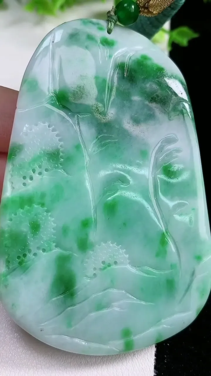 天然A货翡翠山水牌吊坠，尺寸52.4-53.5-12，重:100.08g
1月20日