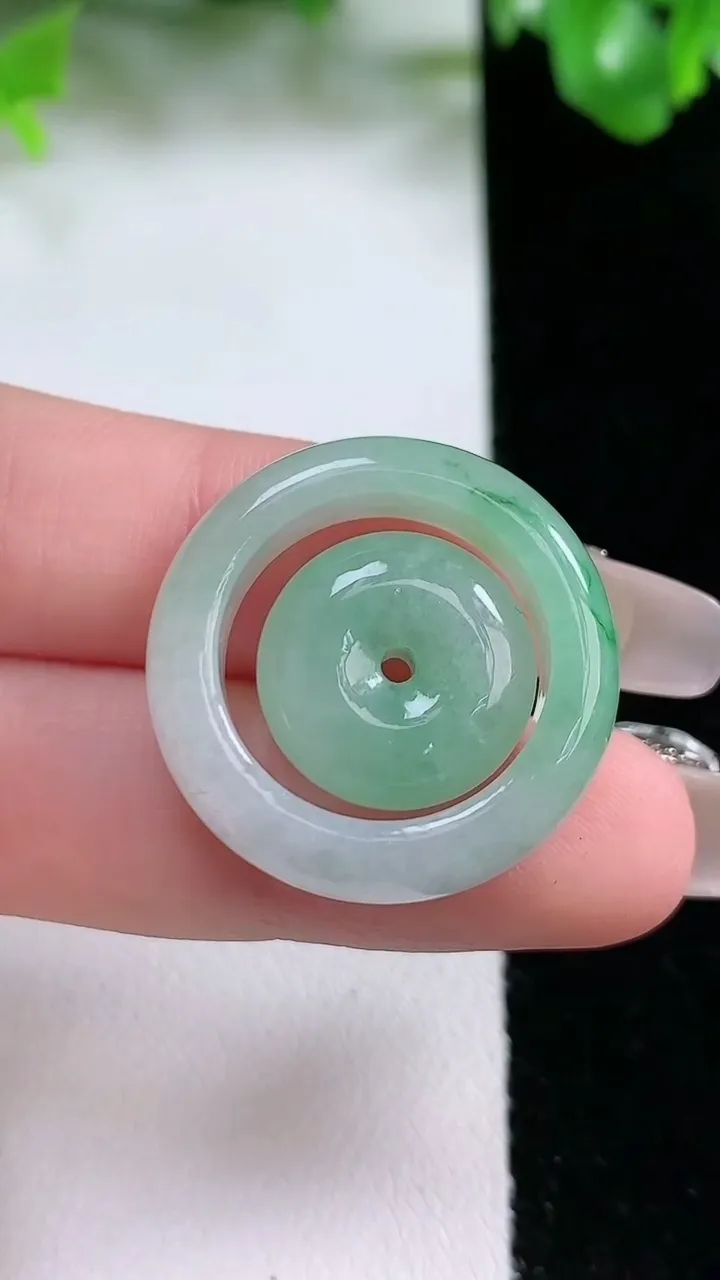 天然A货翡翠母子平安扣吊坠，尺寸25.7-6，重量:8.42g
1月20日