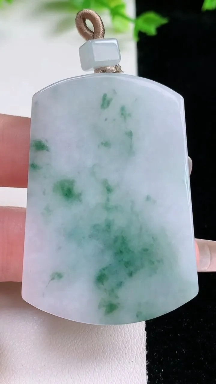 天然A货翡翠飘花无事牌吊坠，尺寸51.8-36-5.6，重量:32.12g
1月20日