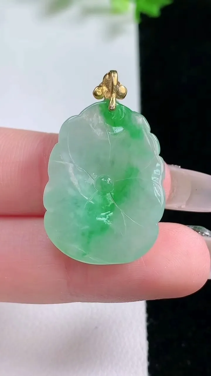 天然A货翡翠荷叶吊坠，尺寸27-19-4.7，重量:4.64g
1月20日