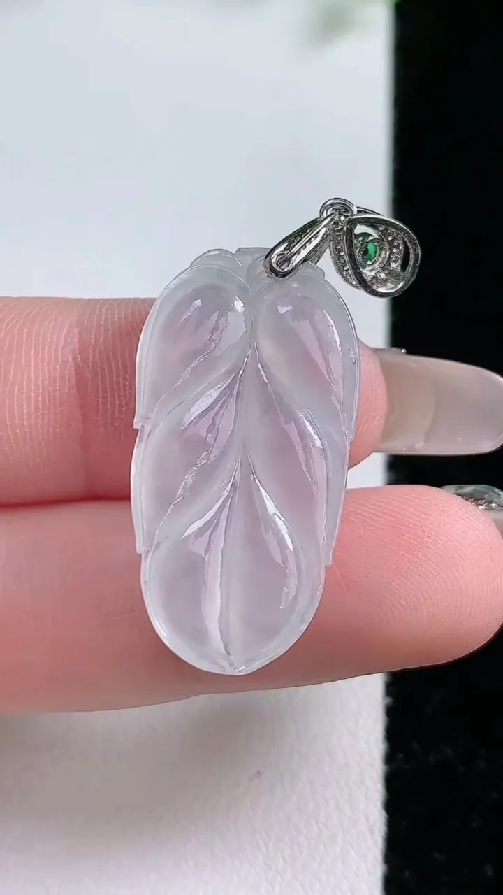 天然A货翡翠金枝玉叶 叶子吊坠，尺寸29.5-15.5-4，重:3.30g
1月20日