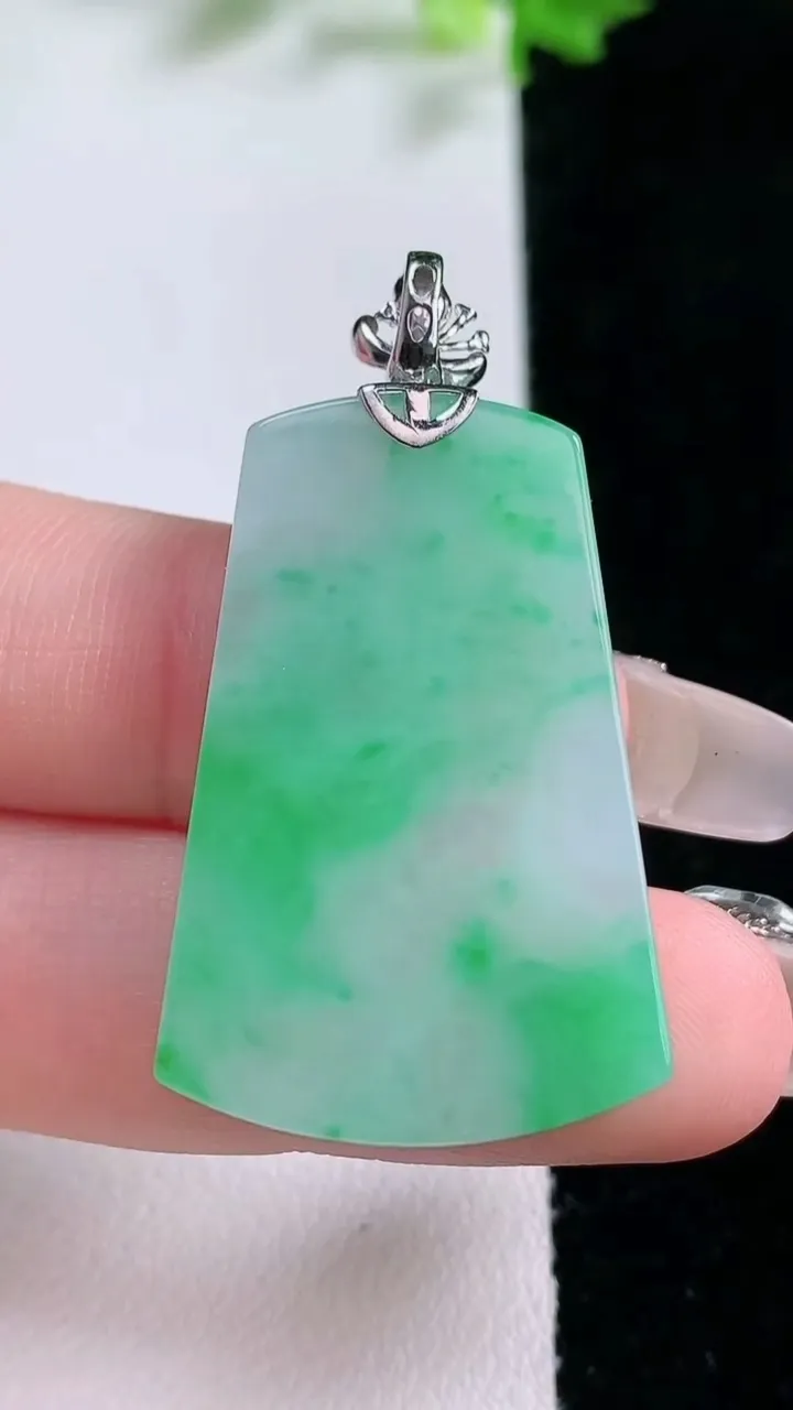 天然A货翡翠无事牌吊坠，，尺寸34.5-22.8-3.6，重量:8.62g
1月20日