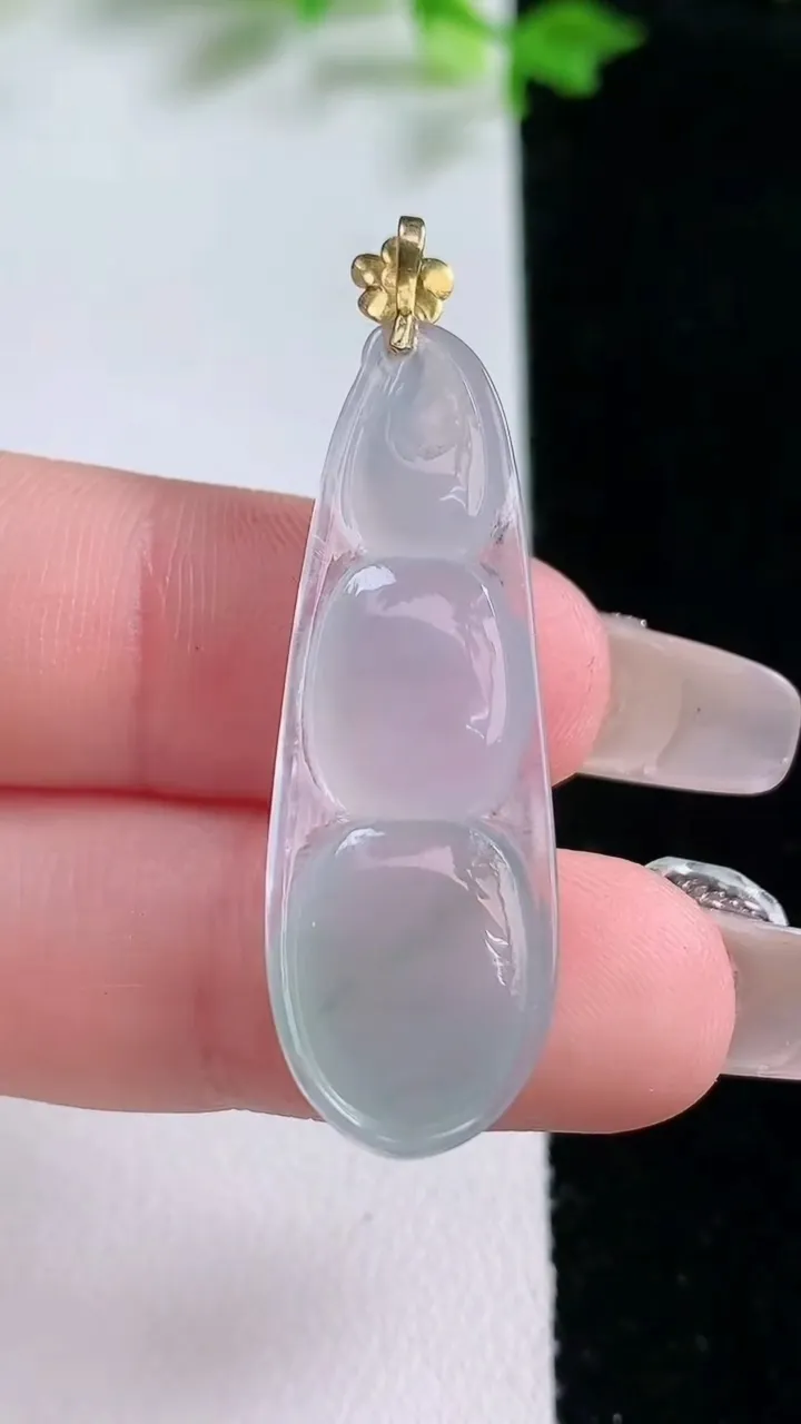 天然A货翡翠福豆吊坠，尺寸35.6-12.5-4.3，重量:3.40g
1月20日