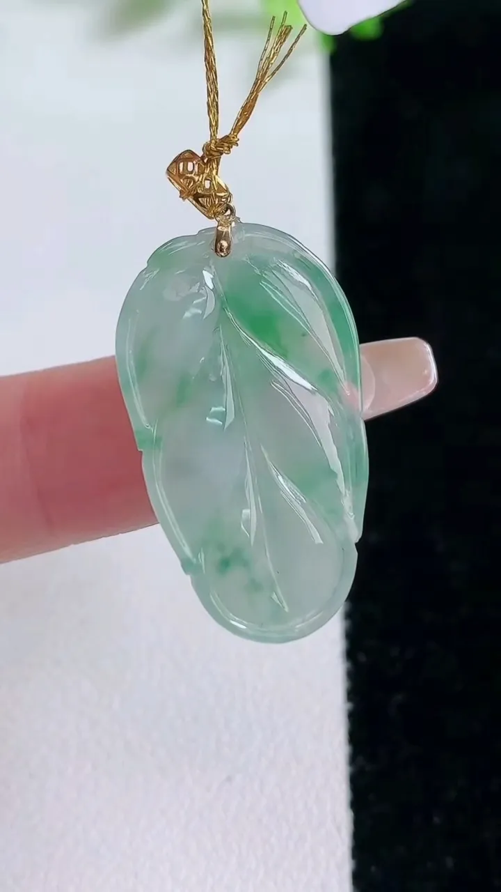 天然A货翡翠种飘花金枝玉叶 叶子吊坠，尺寸28-16.4-4.2，重量:3.83g
1月20日