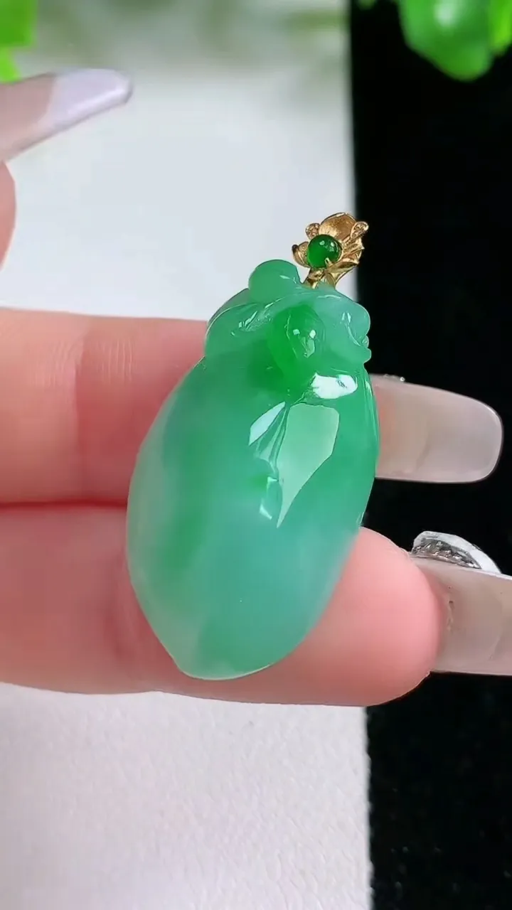 天然A货翡翠寿桃吊坠，尺寸29.6-16.6-10.2，重量:8.63g
1月20日