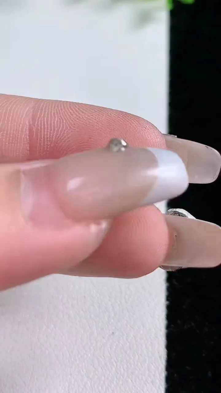 天然A货翡翠蛋面镶嵌件，尺寸8.8-7.8-4.2，重:0.46g
1月20日