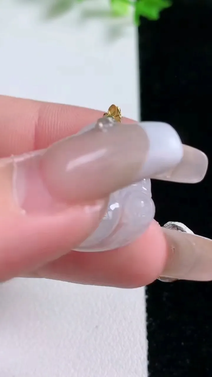 天然A货翡翠种白冰佛公吊坠，尺寸24-27.7-5.7，重量:5.46g
1月20日