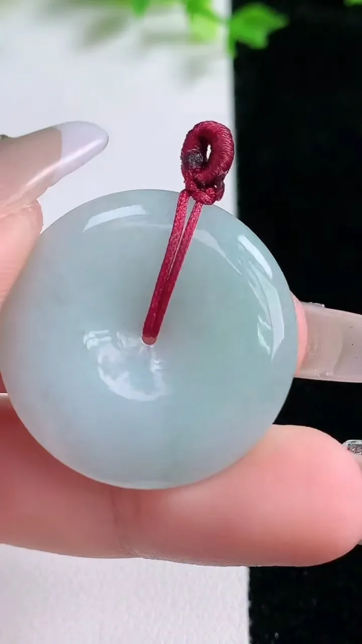 天然A货翡翠平安扣吊坠，尺寸29-4.8，重量:9.03g
1月20日