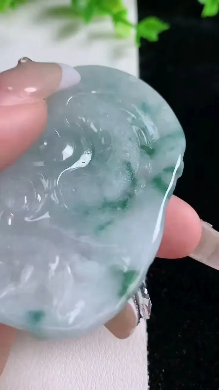 天然A货翡翠飘花龙牌吊坠，尺寸58.7-40.8-9，重量:33.24g
1月20日