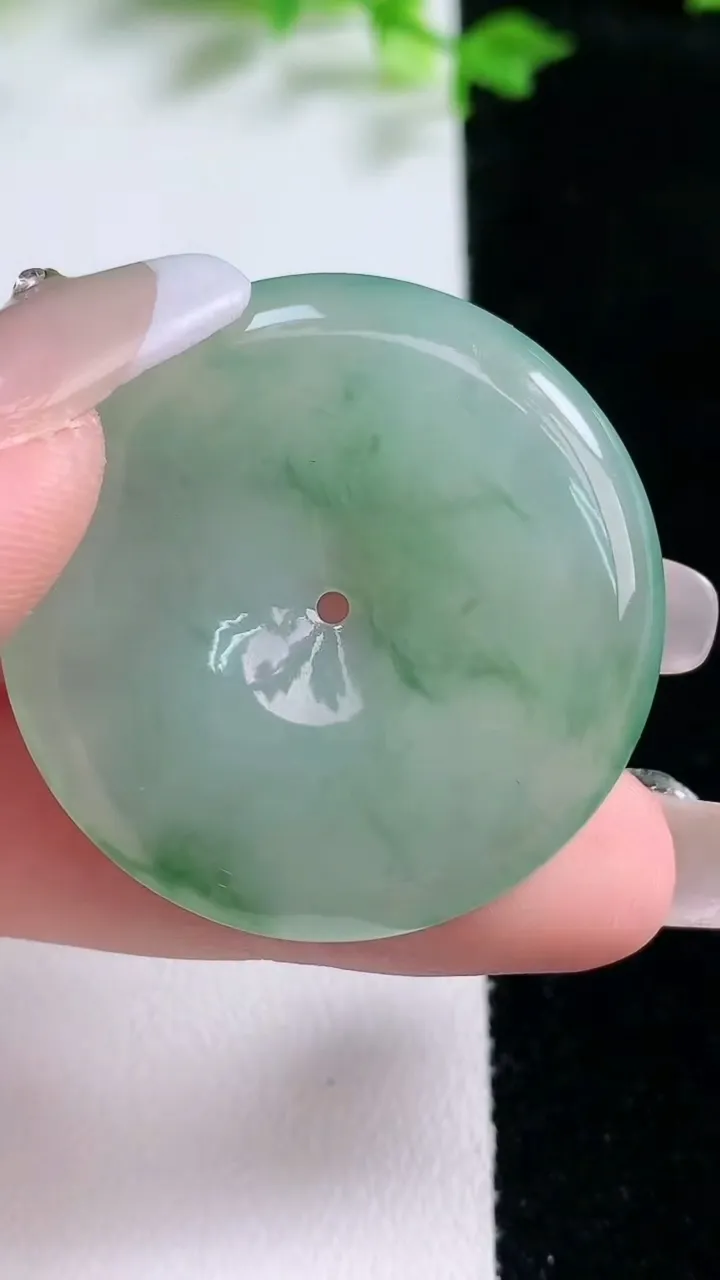 天然A货翡翠平安扣吊坠，尺寸36.3-5.8，重量:16.79g
1月20日