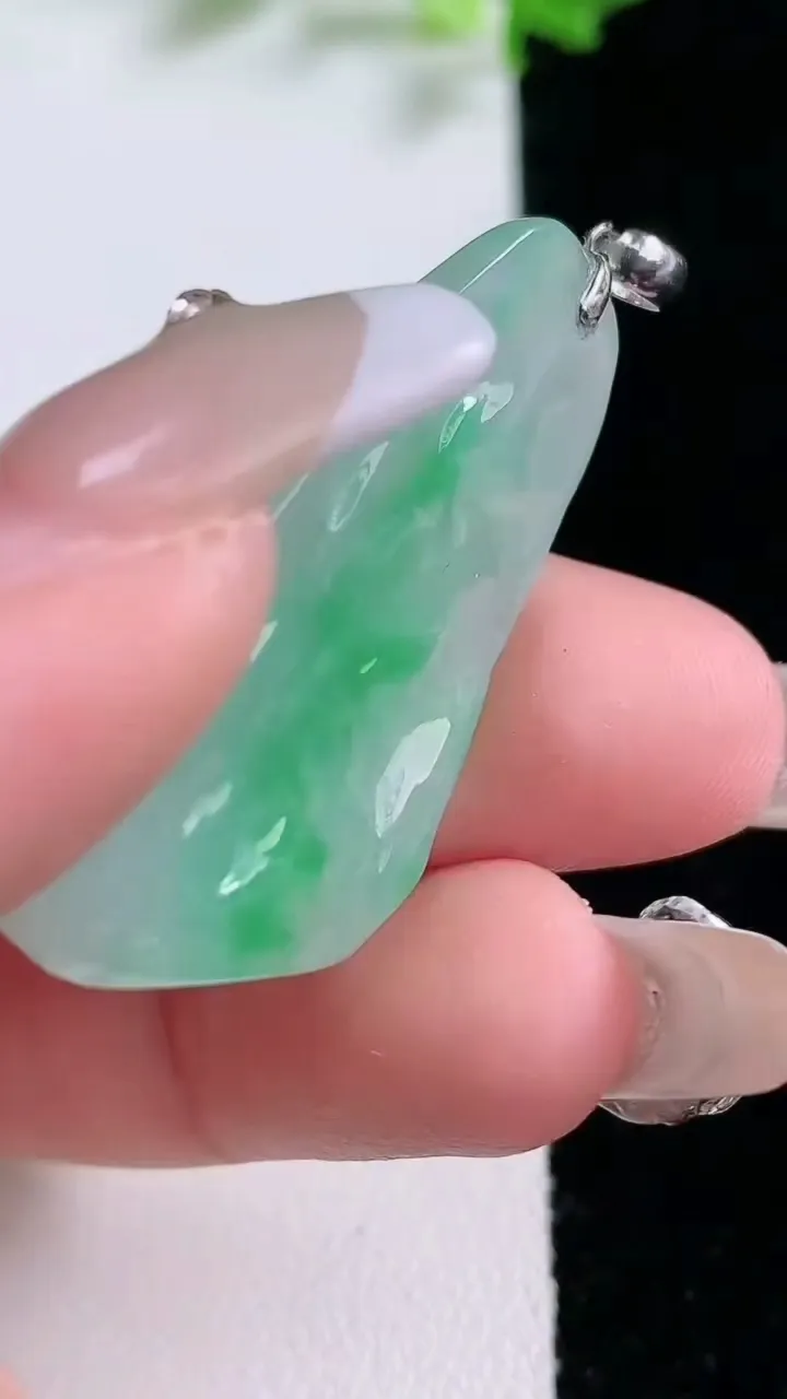 天然A货翡翠原石吊坠，尺寸37.3-18.2-6.4，重量:9.45g
1月20日