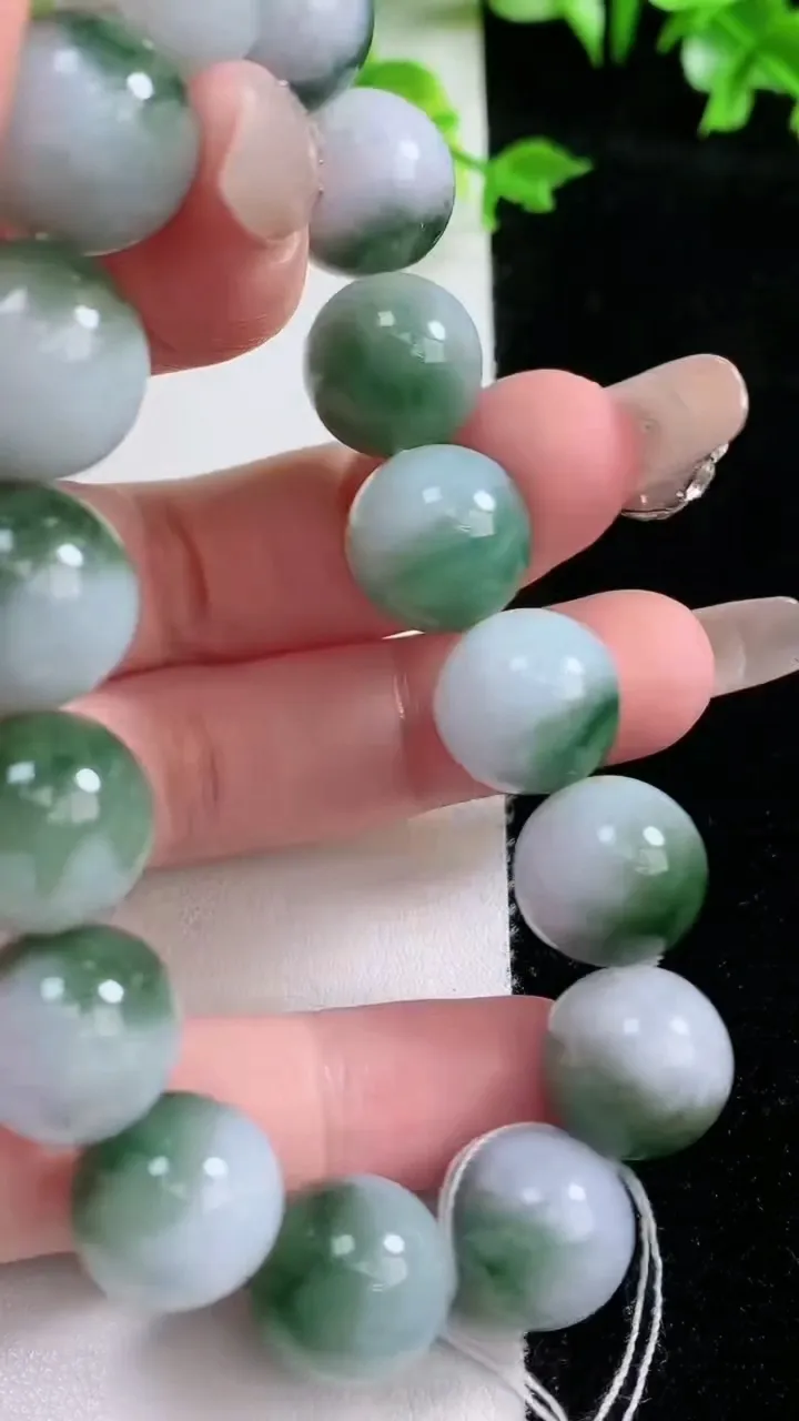 天然A货翡翠圆珠手串，尺寸13-16颗，重量:60.95g1月20日
工厂直销收藏佳品,种好水足，色